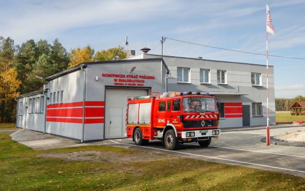 Wóz strażacki i remiza OSP Białobłoty