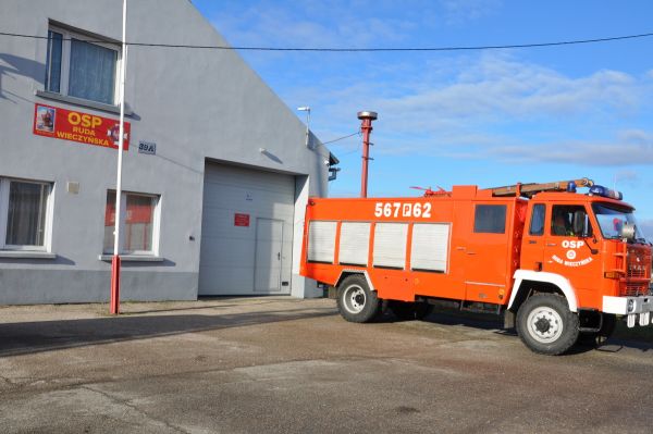 Wóz strażacki i remiza OSP Ruda Wieczyńska