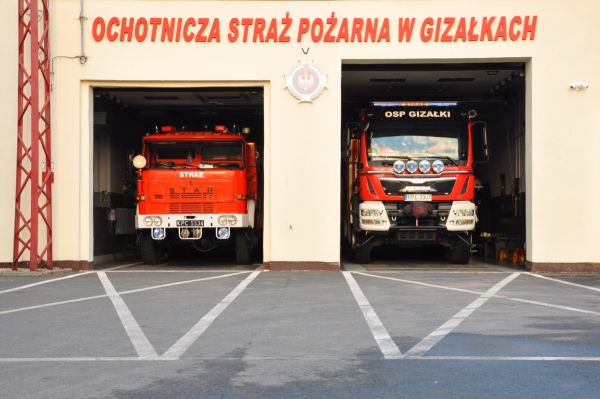 Wozy strażackie i remiza OSP Gizałki