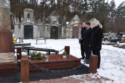 Przedstawiciele władz samorządowych składają hołd bohaterom Powstania Styczniowego