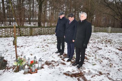 Przedstawiciele władz samorządowych składają hołd bohaterom Powstania Styczniowego