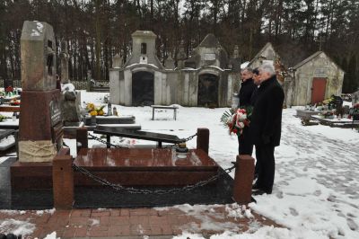 Przedstawiciele władz samorządowych składają hołd bohaterom Powstania Styczniowego