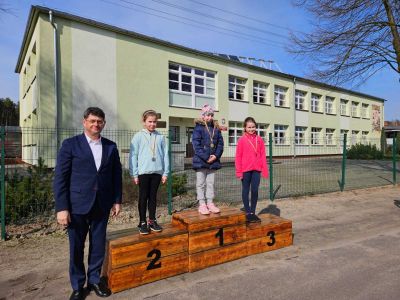 1 podium - 1-2 dziewczęta