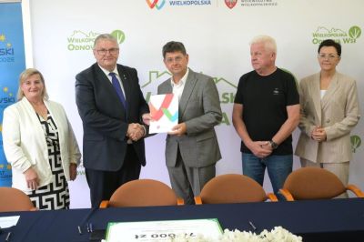 Zdjęcie z podpisania umów w konkursie Pięknieje Wielkopolska Wieś