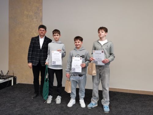 Zdjęcie z mistrzostw gminy w warcabach klasycznych