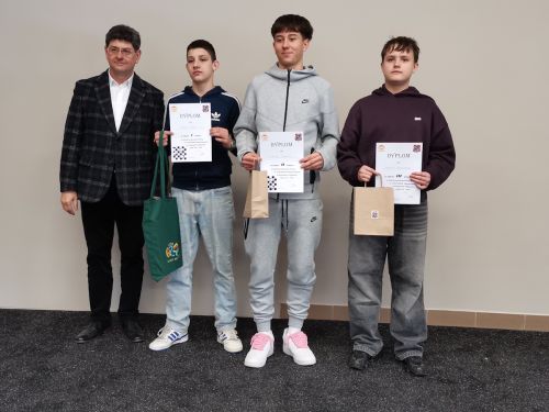 Zdjęcie z mistrzostw gminy w warcabach klasycznych