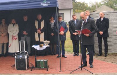 Przemówienie zaproszonego gościa, w tle pozostali uczestnicy