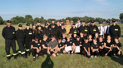 Zdjęcie uczestników zawodów sportowo-pożarniczych