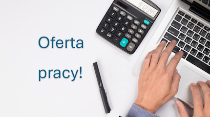 Dłonie na stole, kalkulator i laptop